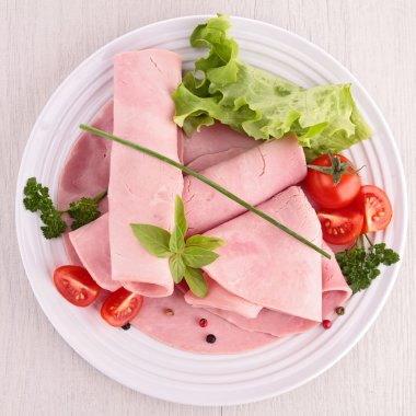 dilimlenmiş domates ile domuz jambon