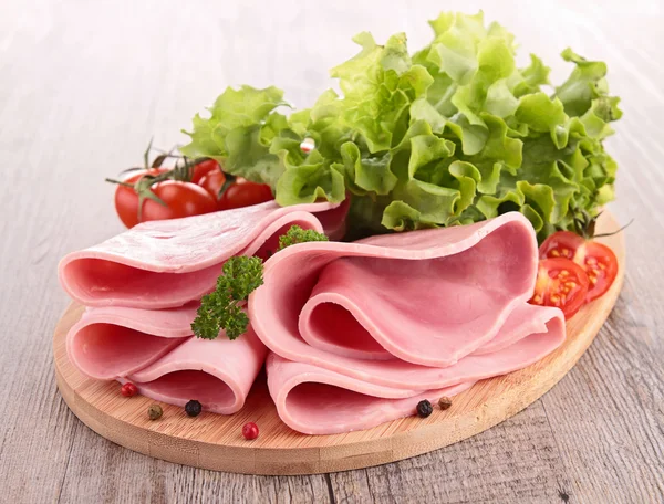 Jamón de cerdo en rodajas con ensalada y tomate — Foto de Stock
