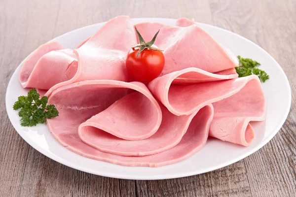 Schweineschinken in Scheiben geschnitten mit Tomaten — Stockfoto