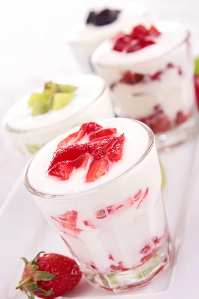 Yoghurt and fruits — Stock Photo, Image