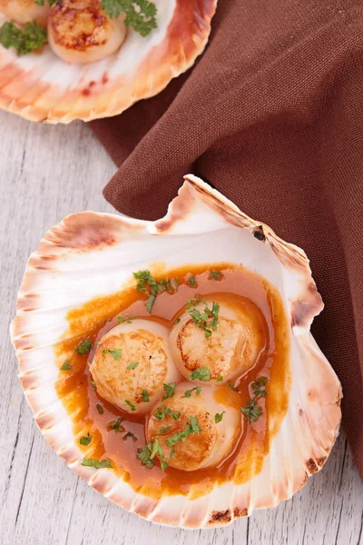 Scallop aurit prezentat pe o coajă de scoici . — Fotografie, imagine de stoc