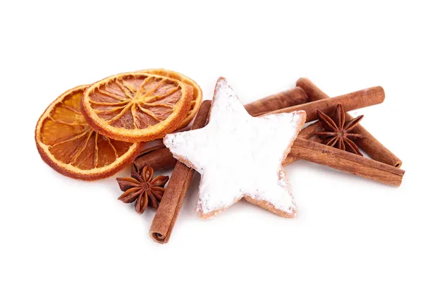 Pão de gengibre isolado com canela e laranja seco — Fotografia de Stock