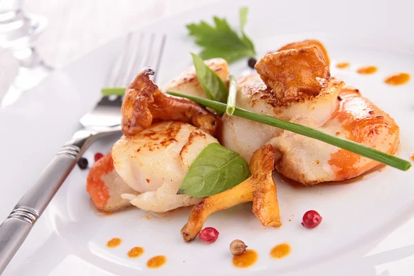 Seared scallop with mushroom — Stock Photo, Image