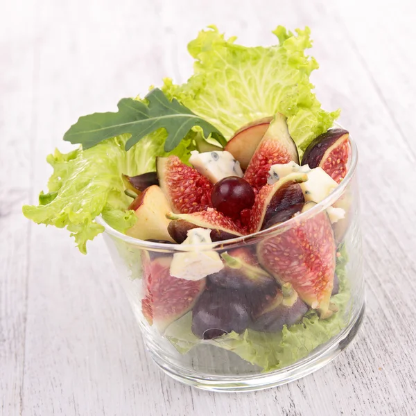 Salada com figo, presunto e queijo — Fotografia de Stock