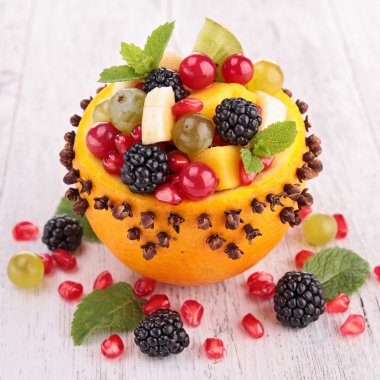 Turuncu kase meyve salatası