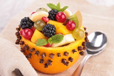 Turuncu kase meyve salatası