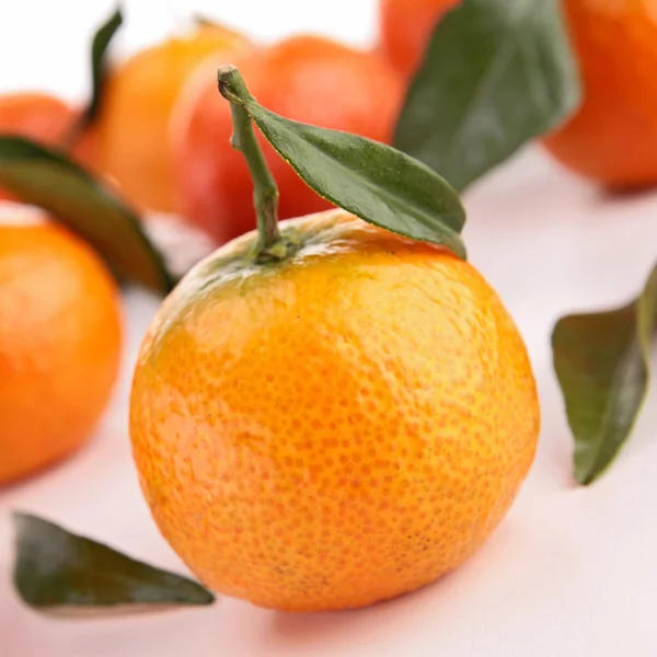 Mandarin fruit and leaf — Stock Photo, Image