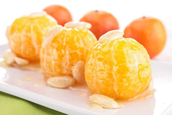 Mandarina con salsa de miel y almendras — Foto de Stock