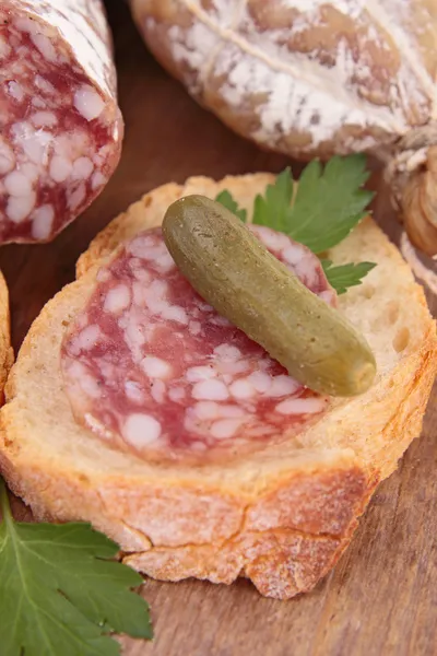 Brot und Salami — Stockfoto