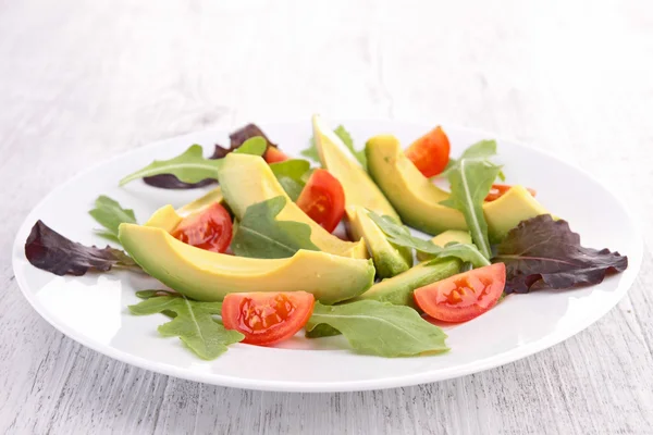 Salade avec tomate et avocat — Photo