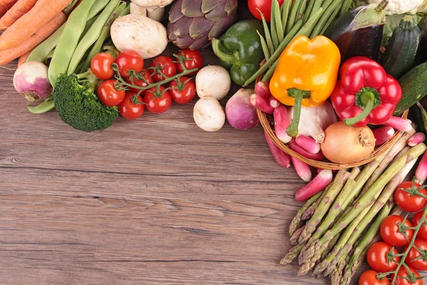 Sortidas de vegetais crus em madeira — Fotografia de Stock