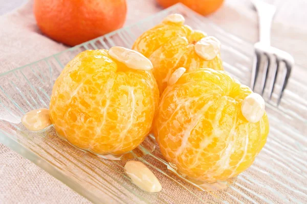 Fruta de mandarina con salsa de miel y almendras — Foto de Stock