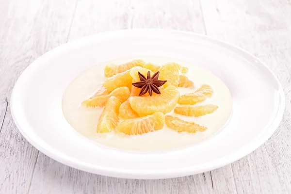 Vanilla cream with slice of tangerine — Stock Photo, Image