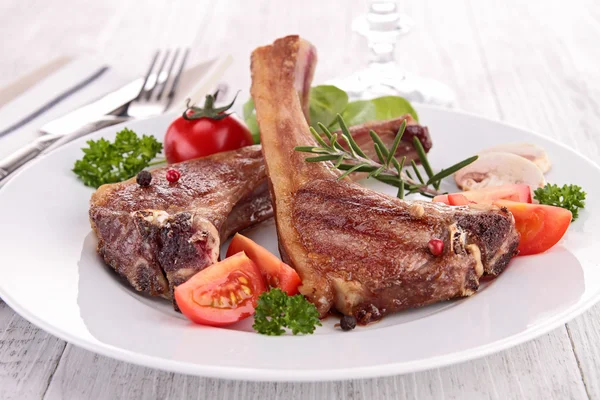 Chuleta de cordero a la parrilla y verduras — Foto de Stock