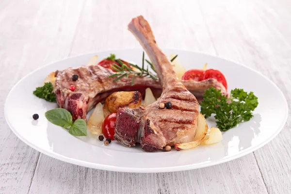 Chuleta de cordero asada y verduras — Foto de Stock