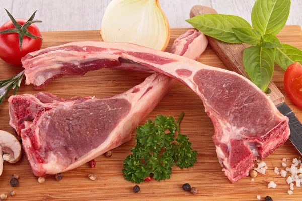 Chuletas de cordero crudas — Foto de Stock