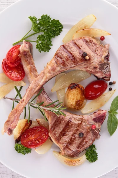 Costoletta di agnello arrosto e verdure — Foto Stock