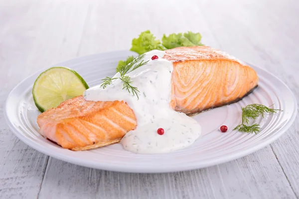 Salmone con panna e aneto — Foto Stock