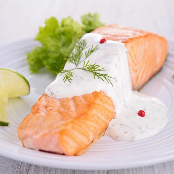 Salmone con panna e aneto — Foto Stock