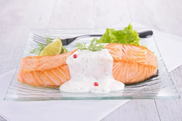 Salmón con crema y eneldo — Foto de Stock