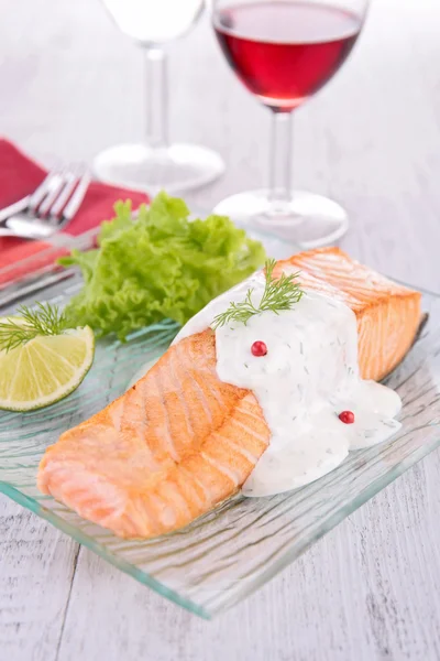 Salmone con panna e aneto — Foto Stock