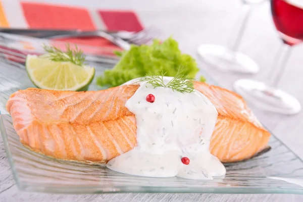 Salmone con panna e aneto — Foto Stock