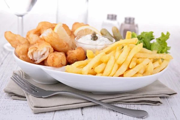 Pescado y patatas fritas — Foto de Stock