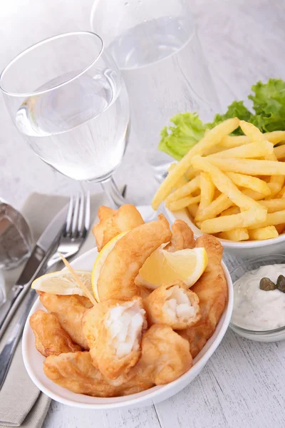 Pescado y patatas fritas — Foto de Stock