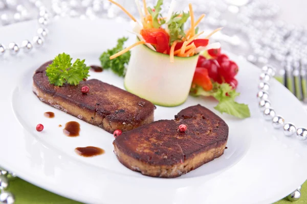 Foie gras asadas con verduras —  Fotos de Stock
