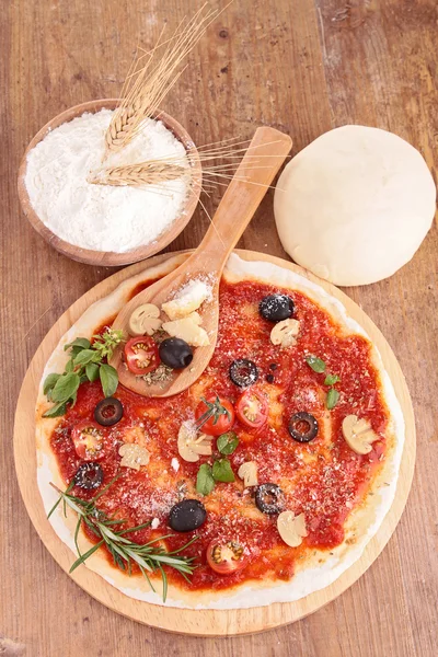 Massa de pizza crua e ingrediente — Fotografia de Stock