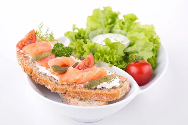 Pane con salmone e insalata — Foto Stock