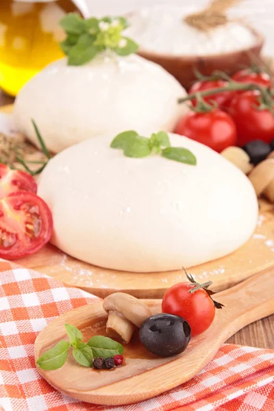 Raw pizza dough and ingredient — Stock Photo, Image