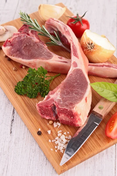 Surowy lamb chop — Zdjęcie stockowe