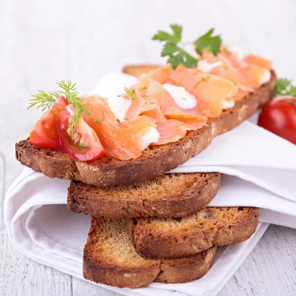 Bread with cream and salmon — Stock Photo, Image