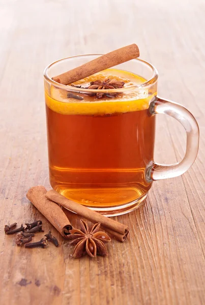 Roter Tee mit Gewürzen — Stockfoto