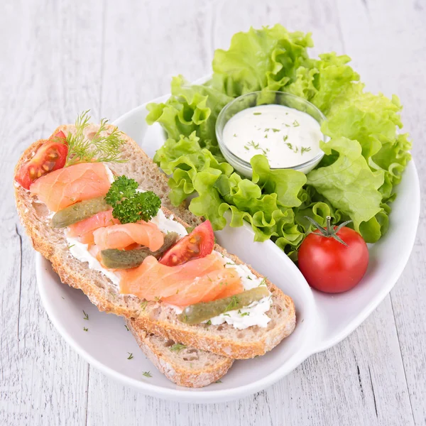 Pão com salmão e salada — Fotografia de Stock