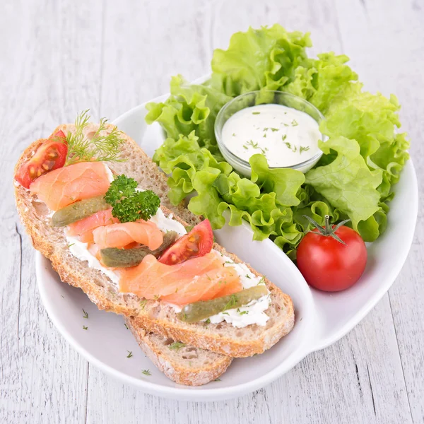 Pane con salmone e insalata — Foto Stock