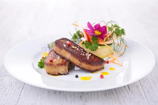 Grillad foie gras med grönsaker och blommor — Stockfoto