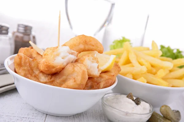 Pescado y patatas fritas — Foto de Stock