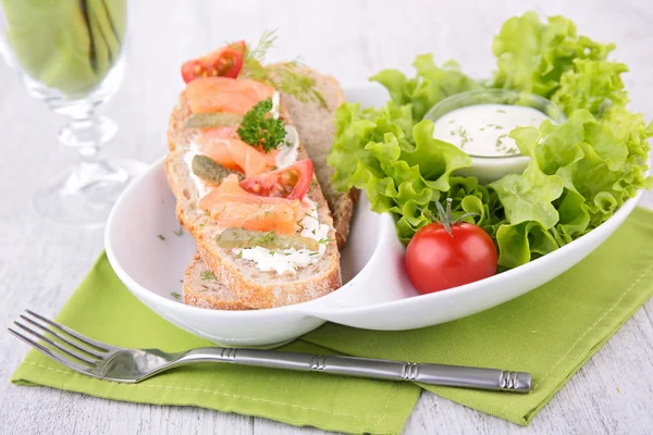 Pane con salmone e insalata — Foto Stock