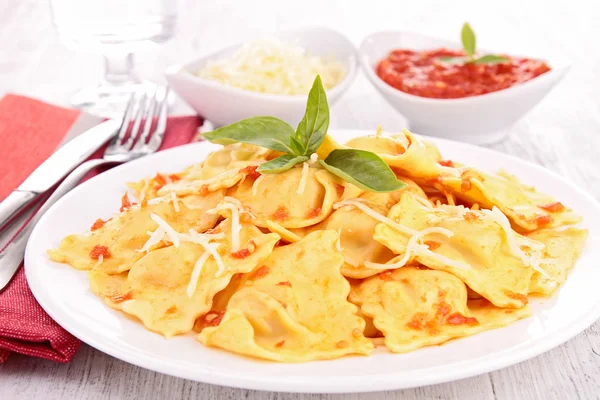 Ravioli with tomato and gruyere — Stock Photo, Image