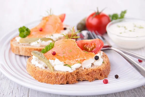 Bruschetta, pão e salmão — Fotografia de Stock