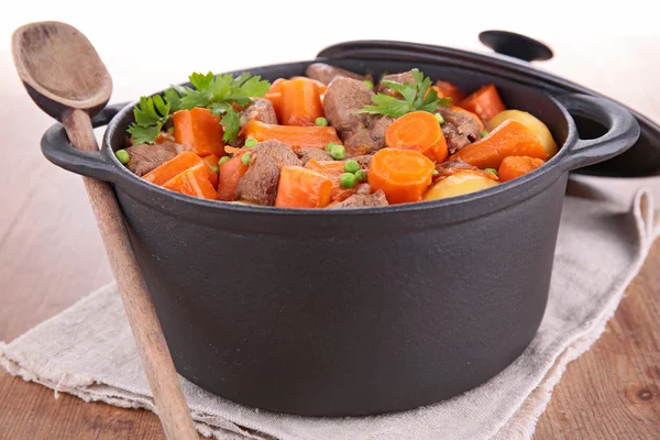 Casserole with beef stew and vegetables — Stock Photo, Image