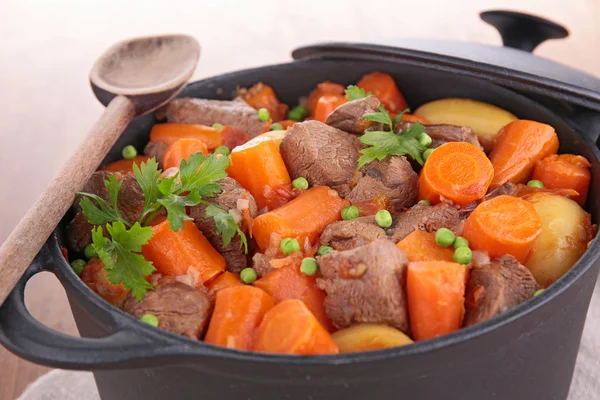 Casserole with beef stew and vegetables — Stock Photo, Image