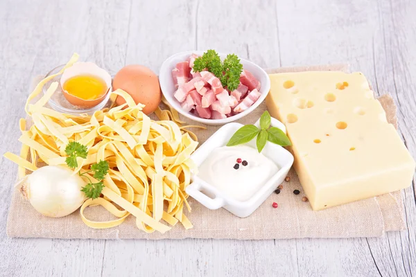 Tagliatelle, crema de huevo y gruyere —  Fotos de Stock