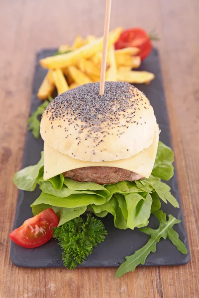 Burger a hranolky — Stock fotografie