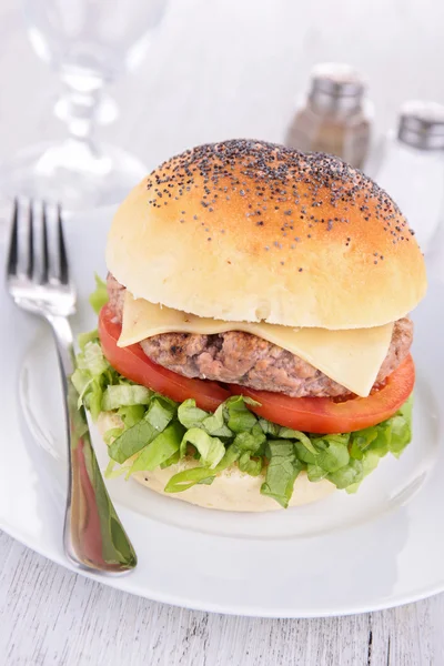 Hamburger tabakta — Stok fotoğraf