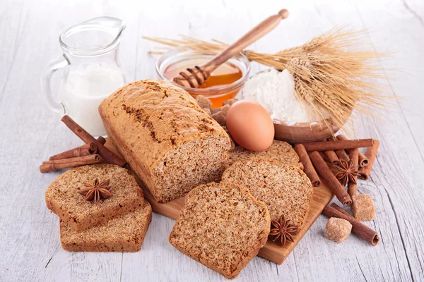 Пряничный хлеб и ингредиенты — стоковое фото