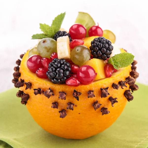 Ensalada de frutas en tazón de naranja —  Fotos de Stock