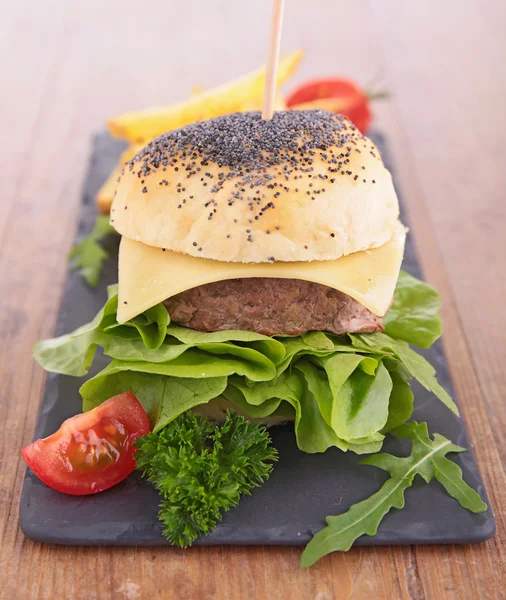 Burger a hranolky — Stock fotografie